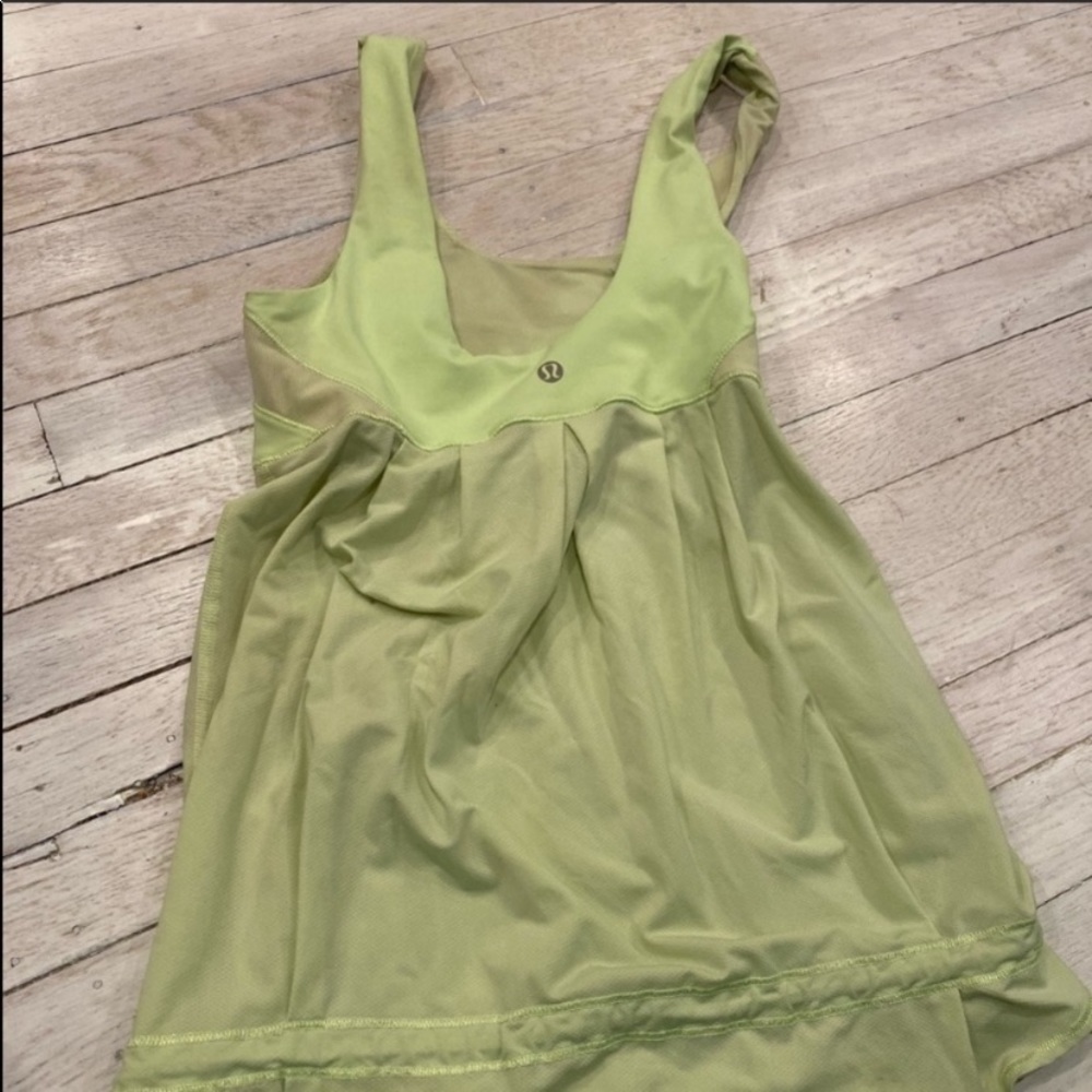 Lululemon green top has size small
